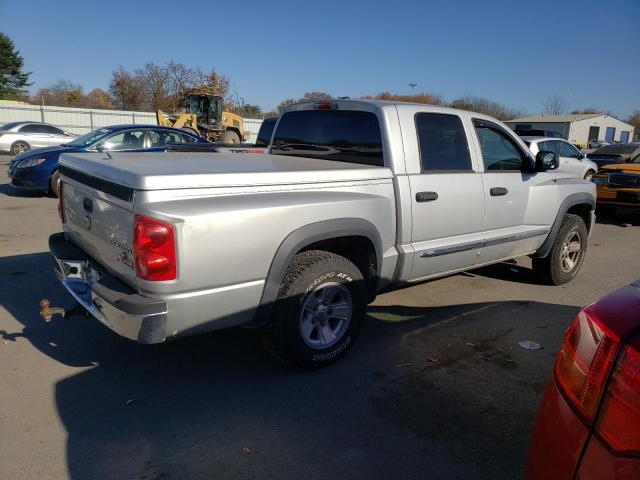 1D7HW58N18S562638 - 2008 DODGE DAKOTA QUAD LARAMIE SILVER photo 3