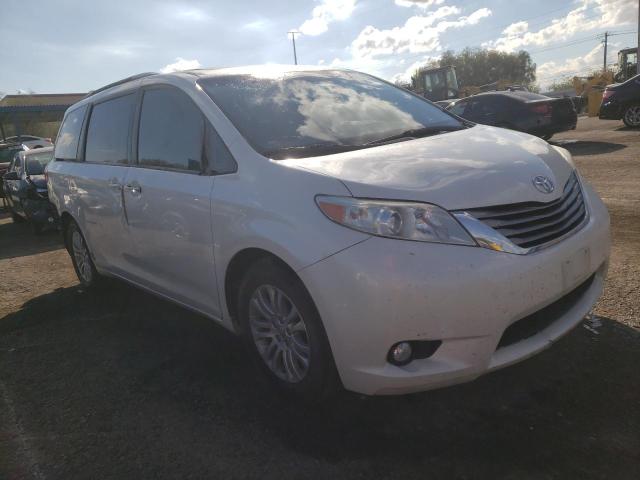 5TDYZ3DC1HS832910 - 2017 TOYOTA SIENNA XLE WHITE photo 4