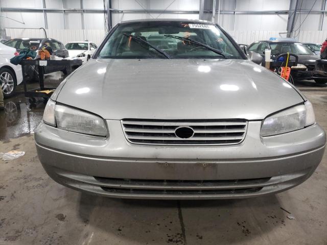 4T1BF28K0WU072936 - 1998 TOYOTA CAMRY CE SILVER photo 5