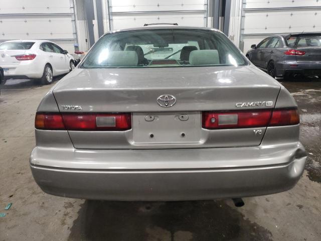 4T1BF28K0WU072936 - 1998 TOYOTA CAMRY CE SILVER photo 6