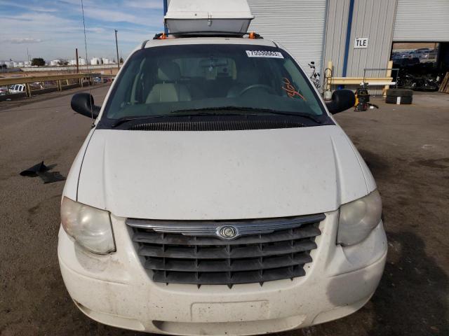 2A4GP54L56R893464 - 2006 CHRYSLER TOWN & COU TOURING WHITE photo 5