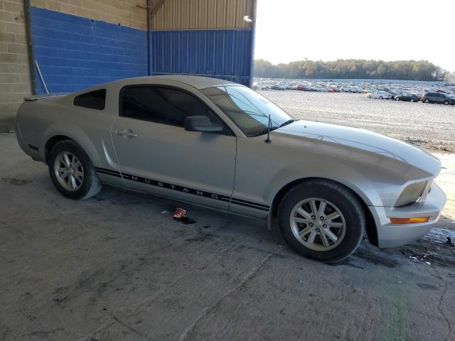 1ZVFT80N575321490 - 2007 FORD MUSTANG SILVER photo 4
