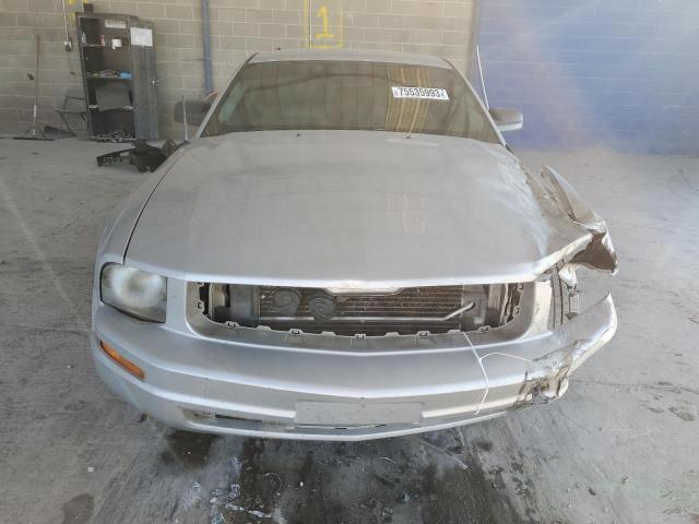 1ZVFT80N575321490 - 2007 FORD MUSTANG SILVER photo 5