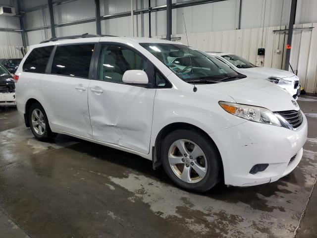 5TDKK3DC1CS220239 - 2012 TOYOTA SIENNA LE WHITE photo 4