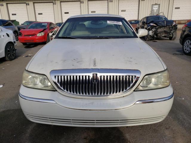 1LNHM81W64Y682720 - 2004 LINCOLN TOWN CAR EXECUTIVE WHITE photo 5