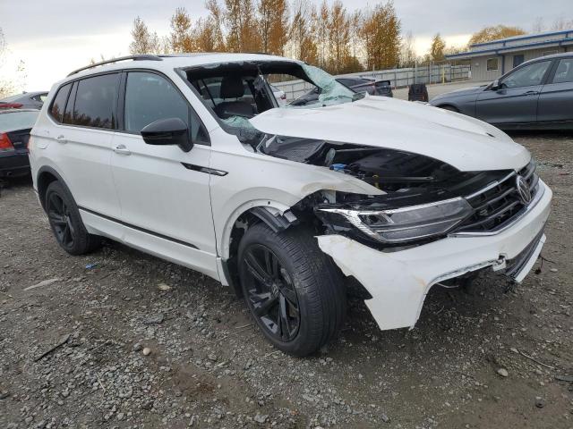 3VV8B7AX6PM038486 - 2023 VOLKSWAGEN TIGUAN SE R-LINE BLACK WHITE photo 4