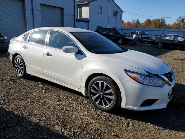 1N4AL3AP2GC233451 - 2016 NISSAN ALTIMA 2.5 WHITE photo 4