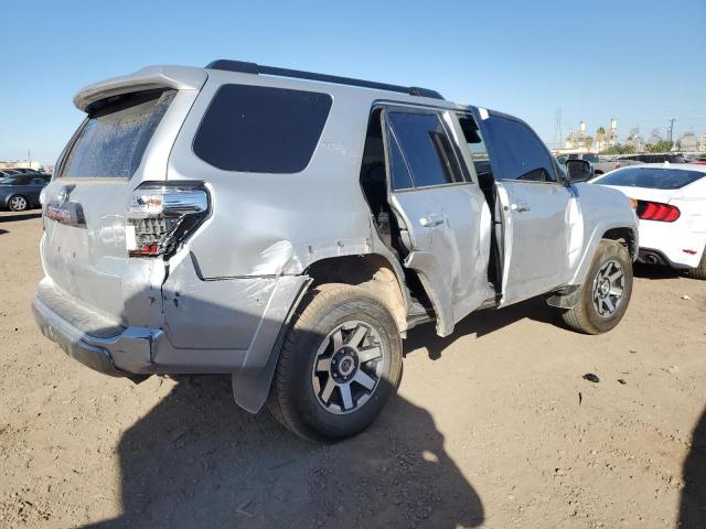 JTEPU5JR6P6132891 - 2023 TOYOTA 4RUNNER SE SILVER photo 3