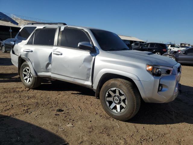 JTEPU5JR6P6132891 - 2023 TOYOTA 4RUNNER SE SILVER photo 4