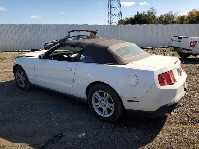 1ZVBP8EM0C5258084 - 2012 FORD MUSTANG WHITE photo 2