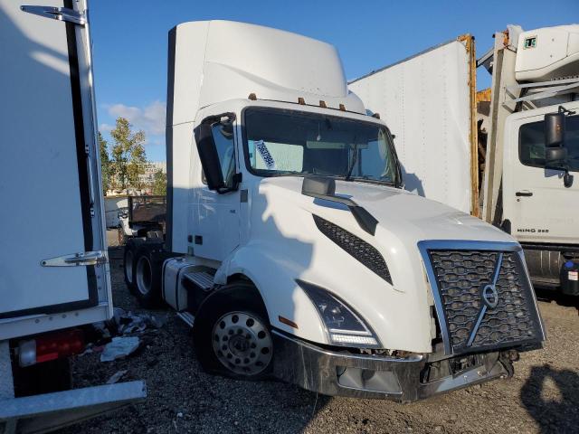 4V4NC9EH7LN260987 - 2020 VOLVO VN VNL WHITE photo 1