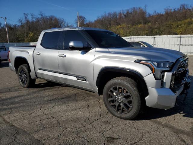 5TFNA5DB0PX093034 - 2023 TOYOTA TUNDRA CREWMAX PLATINUM Silber Foto 4