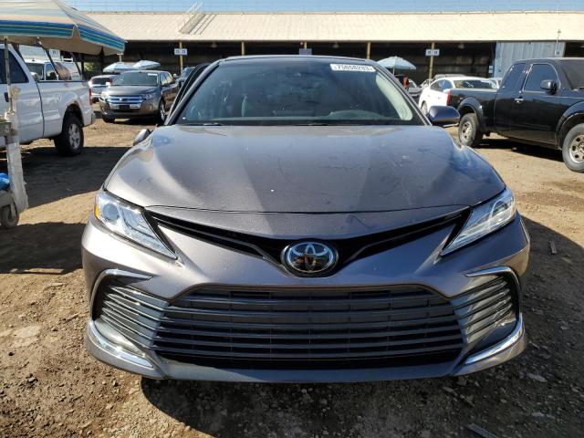 4T1F11AK4PU753266 - 2023 TOYOTA CAMRY XLE GRAY photo 5