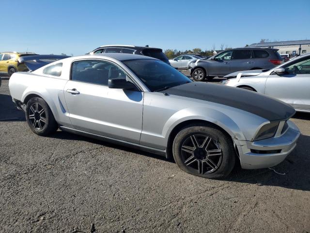 1ZVFT80N465127290 - 2006 FORD MUSTANG SILVER photo 4