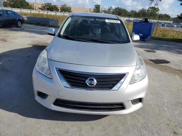 3N1CN7AP1EL815565 - 2014 NISSAN VERSA S GRAY photo 5