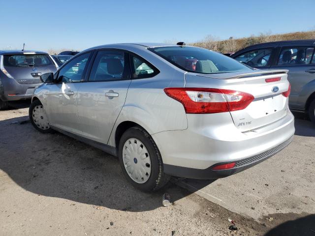 1FAHP3F20CL321120 - 2012 FORD FOCUS SE SILVER photo 2