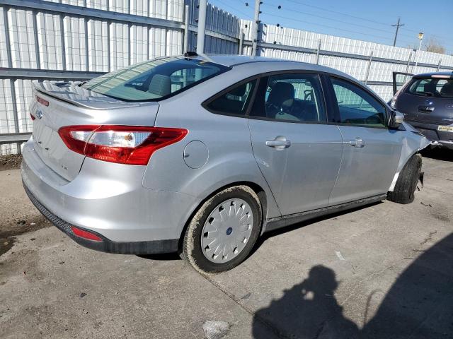 1FAHP3F20CL321120 - 2012 FORD FOCUS SE SILVER photo 3