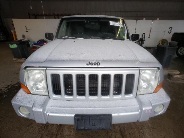 1J8HG48N86C104659 - 2006 JEEP COMMANDER SILVER photo 5