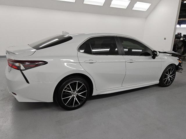 4T1G11AKXRU204131 - 2024 TOYOTA CAMRY SE NIGHT SHADE SILVER photo 3