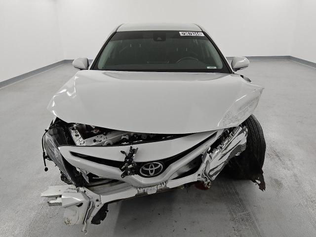 4T1G11AKXRU204131 - 2024 TOYOTA CAMRY SE NIGHT SHADE SILVER photo 5