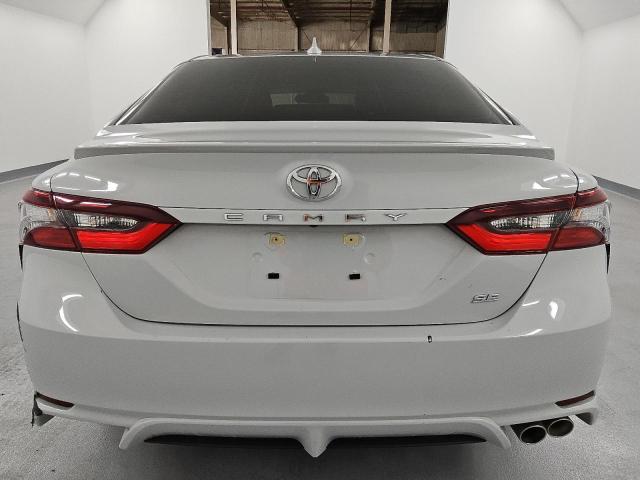 4T1G11AKXRU204131 - 2024 TOYOTA CAMRY SE NIGHT SHADE SILVER photo 6