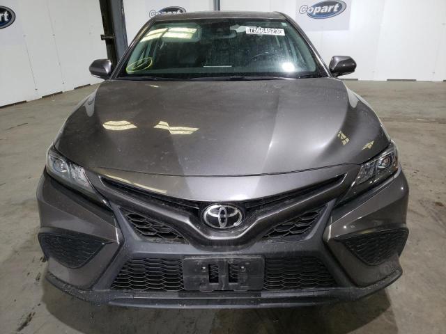 4T1T11AK1MU554061 - 2021 TOYOTA CAMRY SE GRAY photo 5