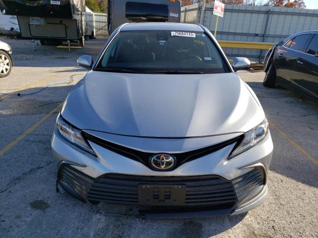 4T1C11AK8NU694299 - 2022 TOYOTA CAMRY LE SILVER photo 5