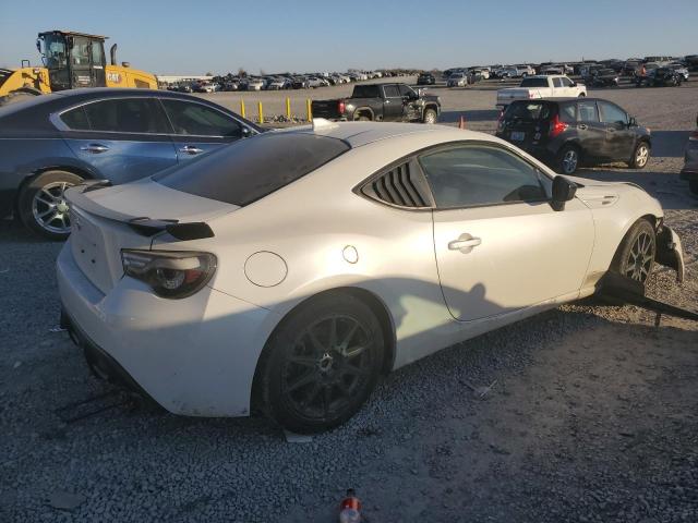 JF1ZNAE1XJ9700370 - 2018 TOYOTA 86 GT WHITE photo 3