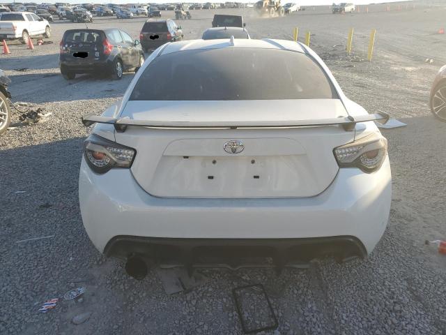 JF1ZNAE1XJ9700370 - 2018 TOYOTA 86 GT WHITE photo 6