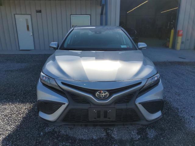 4T1G11BKXPU091745 - 2023 TOYOTA CAMRY SE NIGHT SHADE SILVER photo 5