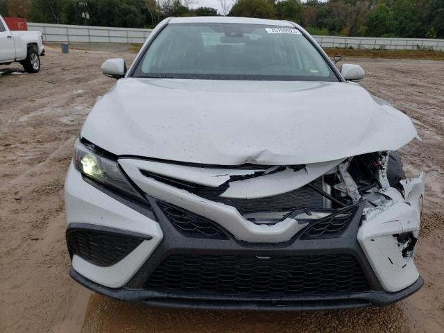 4T1G11AK5RU189408 - 2024 TOYOTA CAMRY SE NIGHT SHADE WHITE photo 5