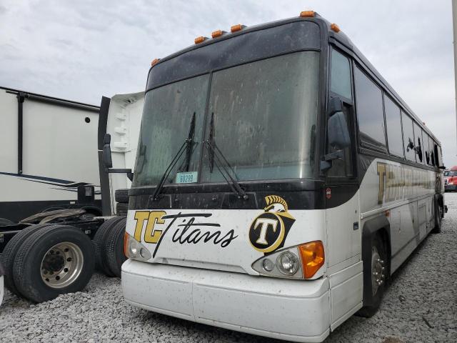 1M8PDMPA4YP052518 - 2000 MOTOR COACH INDUSTRIES TRANSIT BU WHITE photo 2