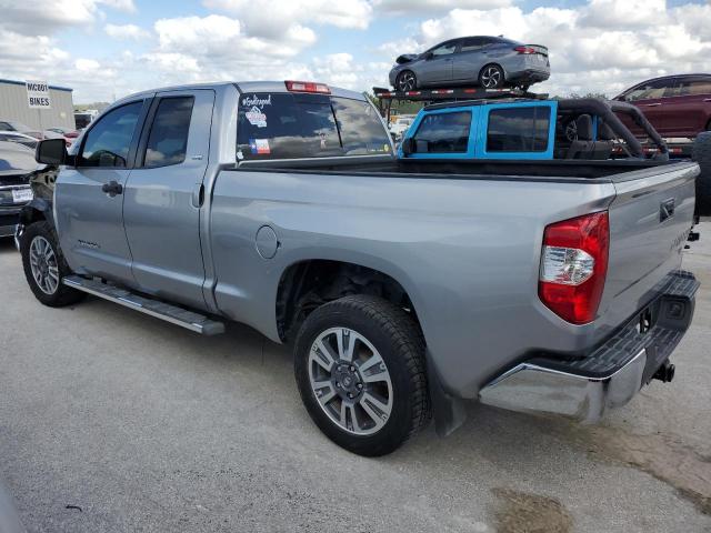 5TFRM5F19JX131817 - 2018 TOYOTA TUNDRA DOUBLE CAB SR/SR5 SILVER photo 2