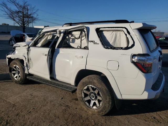 JTERU5JR2P6169672 - 2023 TOYOTA 4RUNNER SE WHITE photo 2