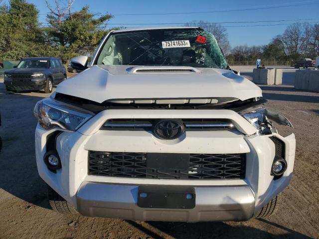 JTERU5JR2P6169672 - 2023 TOYOTA 4RUNNER SE WHITE photo 5