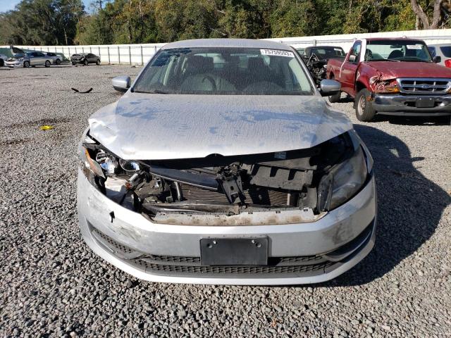 1VWAT7A30EC062689 - 2014 VOLKSWAGEN PASSAT S SILVER photo 5