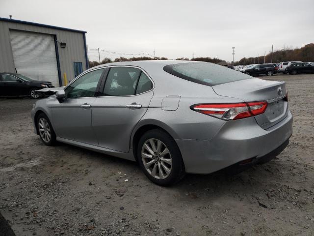 4T1B11HK3JU092308 - 2018 TOYOTA CAMRY L GRAY photo 2