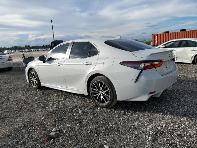 4T1G11AK8PU115560 - 2023 TOYOTA CAMRY SE NIGHT SHADE WHITE photo 2