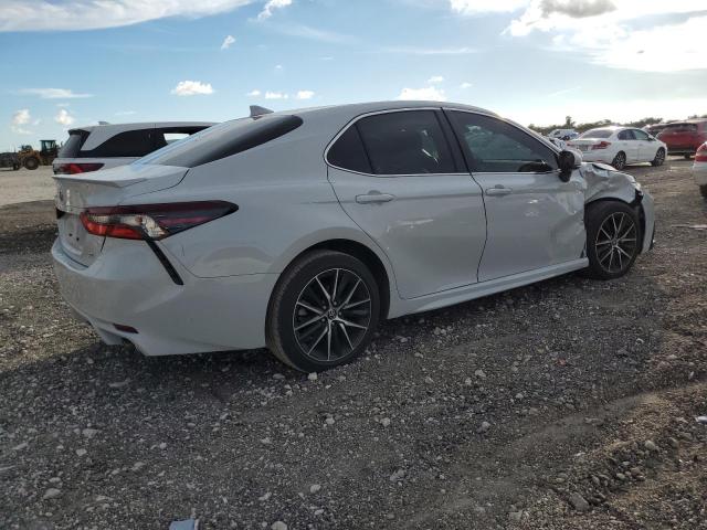 4T1G11AK8PU115560 - 2023 TOYOTA CAMRY SE NIGHT SHADE WHITE photo 3