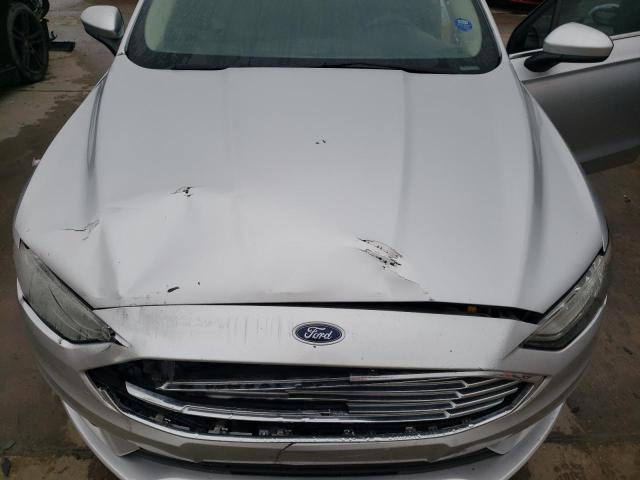 3FA6P0H73JR158489 - 2018 FORD FUSION SE SILVER photo 11