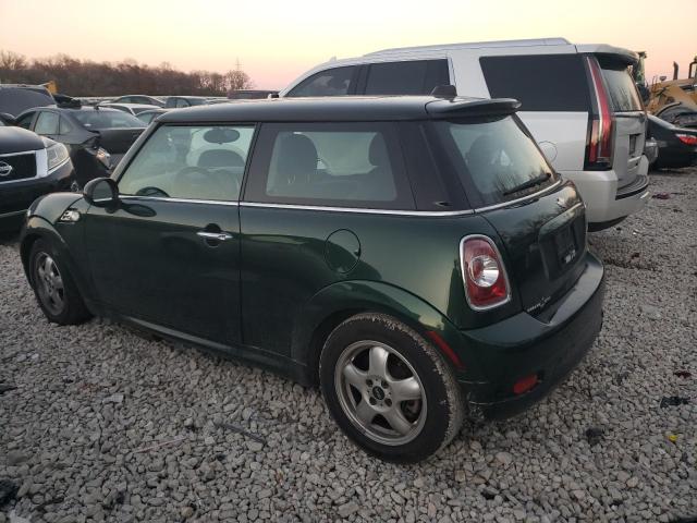 WMWSU3C59BT181927 - 2011 MINI COOPER GREEN photo 2