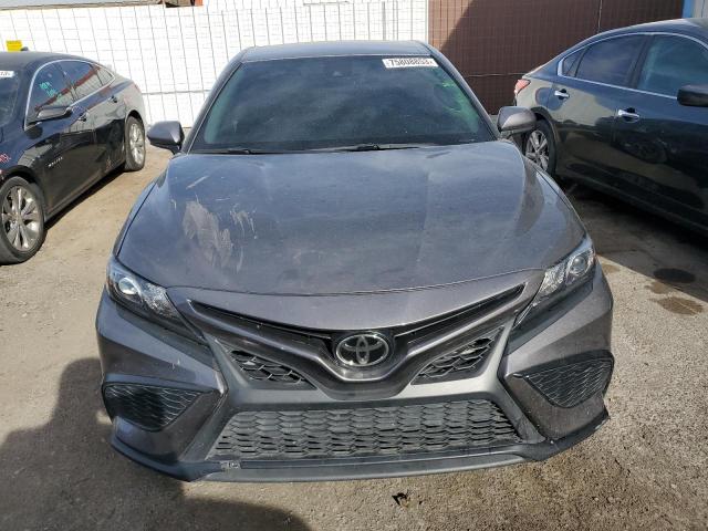 4T1G11AK8MU551398 - 2021 TOYOTA CAMRY SE GRAY photo 5