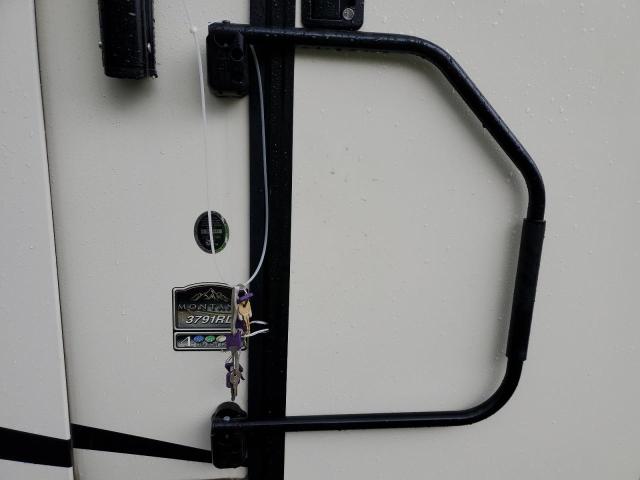 4YDF37924K4703298 - 2019 KEYSTONE MONTANA TWO TONE photo 5