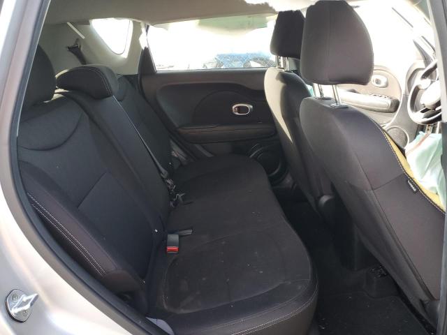 KNDJN2A29J7588314 - 2018 KIA SOUL SILVER photo 10