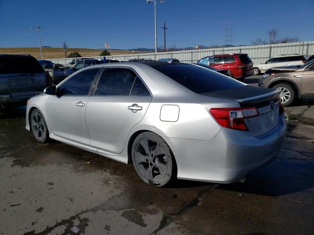 4T1BK1FK2DU526027 - 2013 TOYOTA CAMRY SE SILVER photo 2