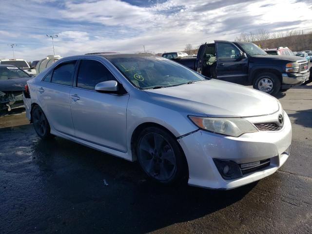 4T1BK1FK2DU526027 - 2013 TOYOTA CAMRY SE SILVER photo 4