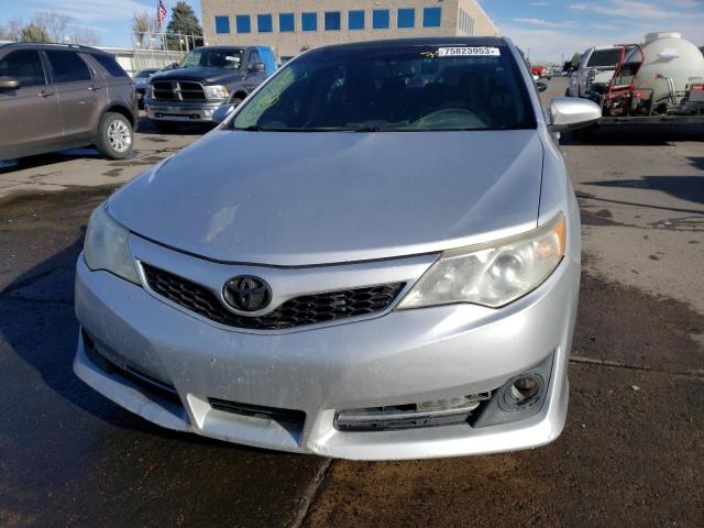 4T1BK1FK2DU526027 - 2013 TOYOTA CAMRY SE SILVER photo 5