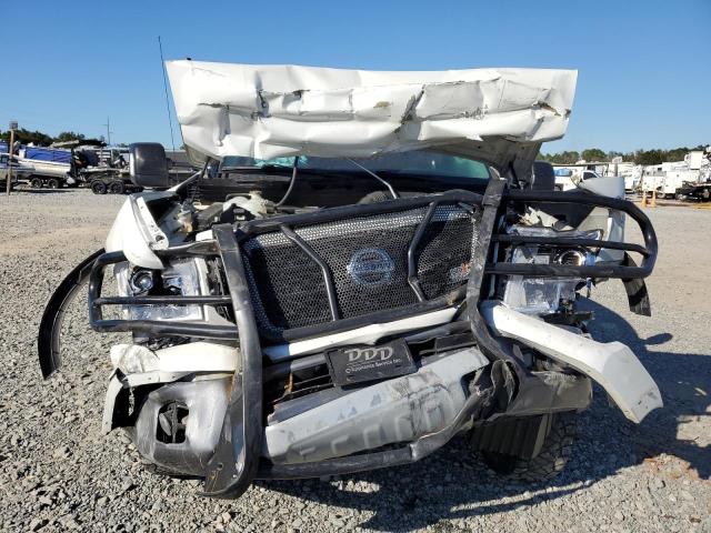 1N6BA1F40JN539063 - 2018 NISSAN TITAN XD SL WHITE photo 5