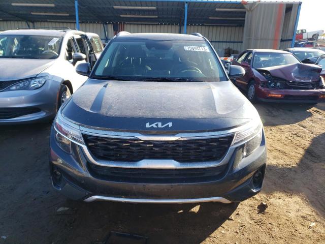 KNDERCAA6P7436938 - 2023 KIA SELTOS EX GRAY photo 5