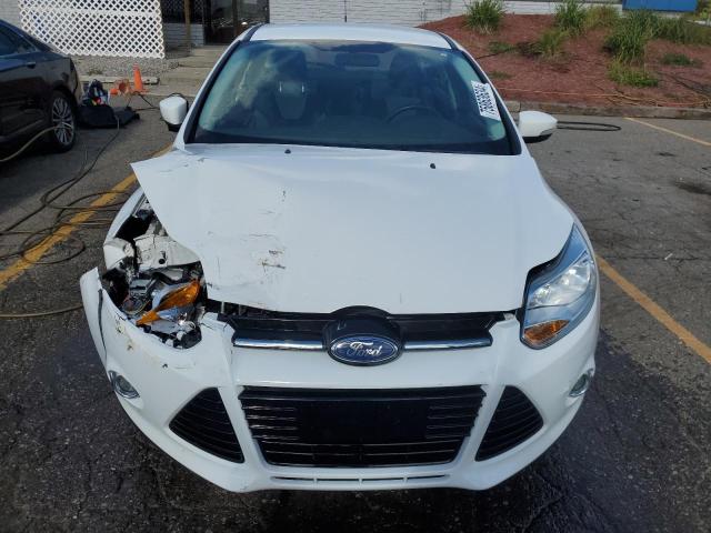 1FAHP3K25CL289349 - 2012 FORD FOCUS SE WHITE photo 5